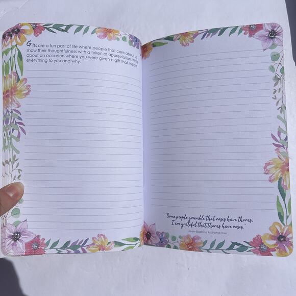 A Womens Gratitude Journal 200 Writing Prompts and Inspirational Quotes Paperbac - Picture 4 of 6